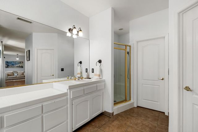 2433 Twain Avenue, Clovis, CA 93611