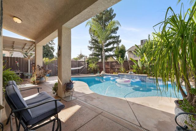 2433 Twain Avenue, Clovis, CA 93611