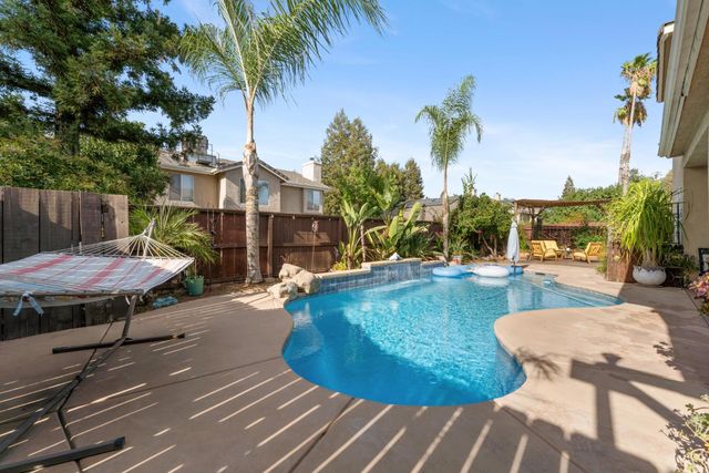 2433 Twain Avenue, Clovis, CA 93611