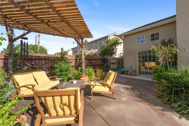 2433 Twain Avenue, Clovis, CA 93611