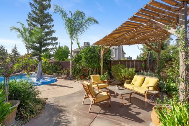 2433 Twain Avenue, Clovis, CA 93611