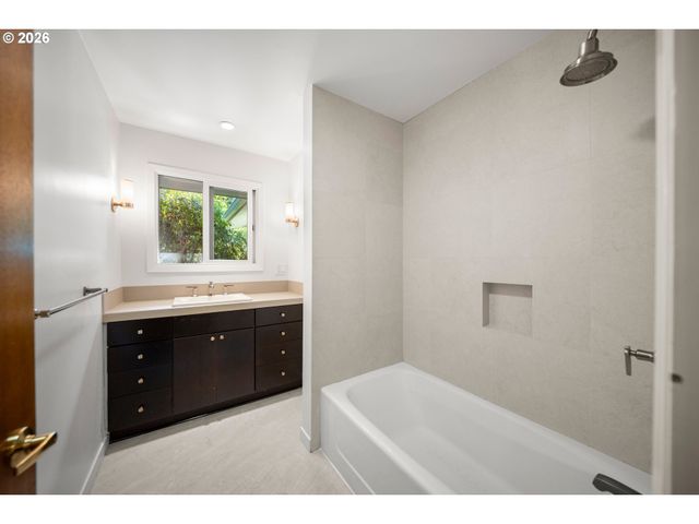 6960 Sw RALEIGHWOOD Ln, Portland, OR 97225