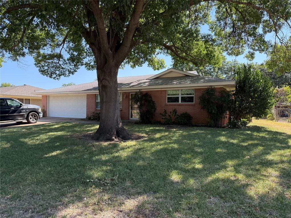 1221 Wade Hampton Street, Benbrook, TX 76126 — exterior