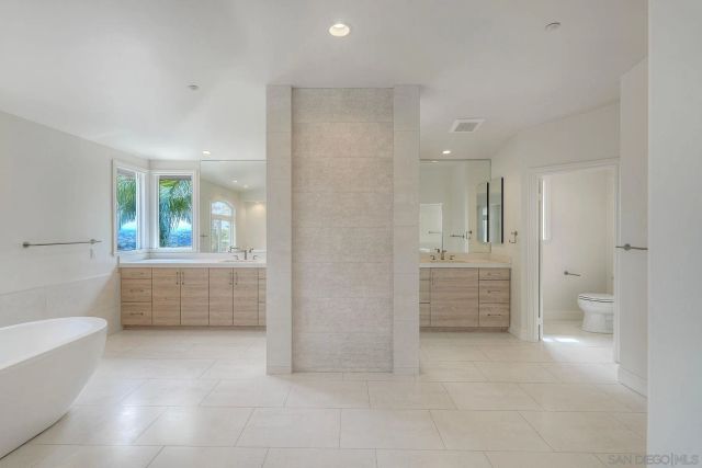 1651 Bella Laguna Court, Encinitas, CA 92024