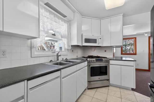 2 Thomas Jefferson Place, Middletown, NY 10940