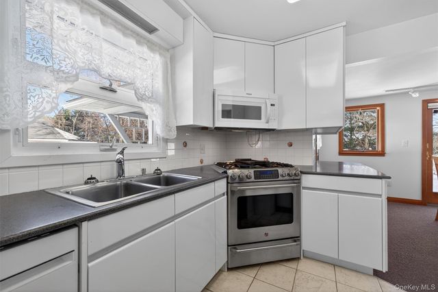 2 Thomas Jefferson Place, Middletown, NY 10940