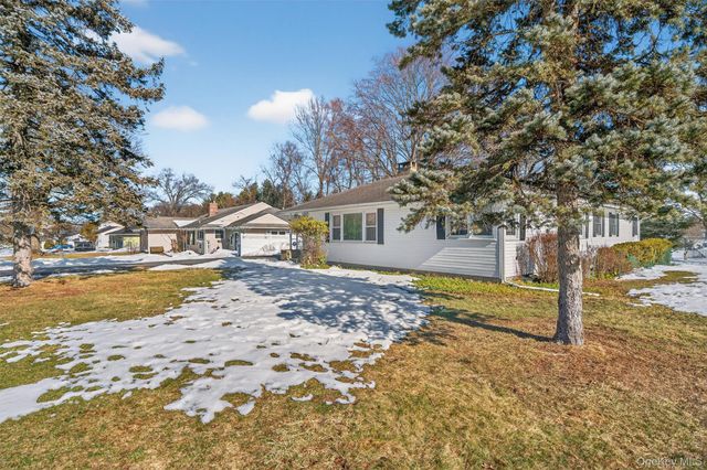 2 Thomas Jefferson Place, Middletown, NY 10940