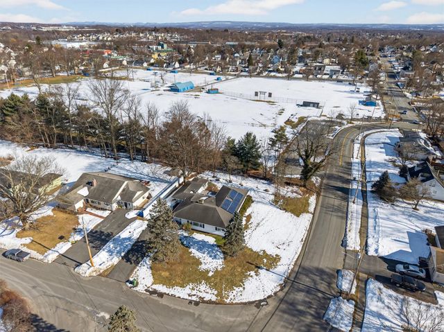 2 Thomas Jefferson Place, Middletown, NY 10940