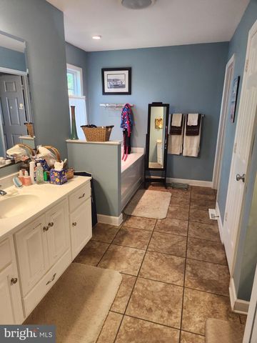 81 CANNON DR, Berkeley Springs, WV 25411