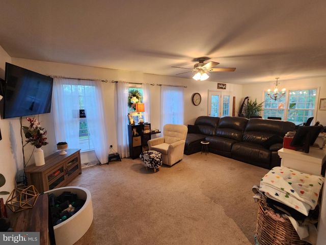 81 CANNON DR, Berkeley Springs, WV 25411