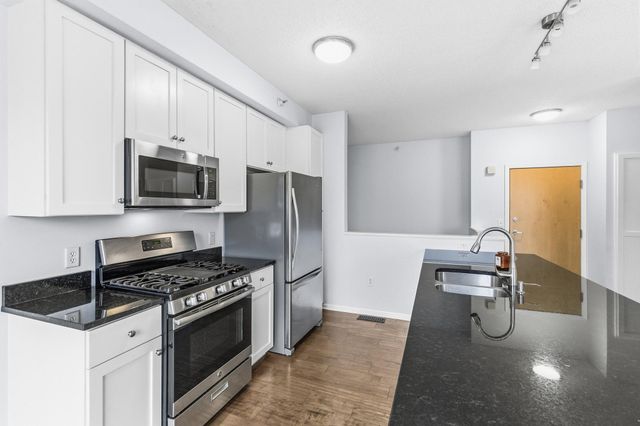 2566 Ellis Avenue 405, Saint Paul, MN 55114