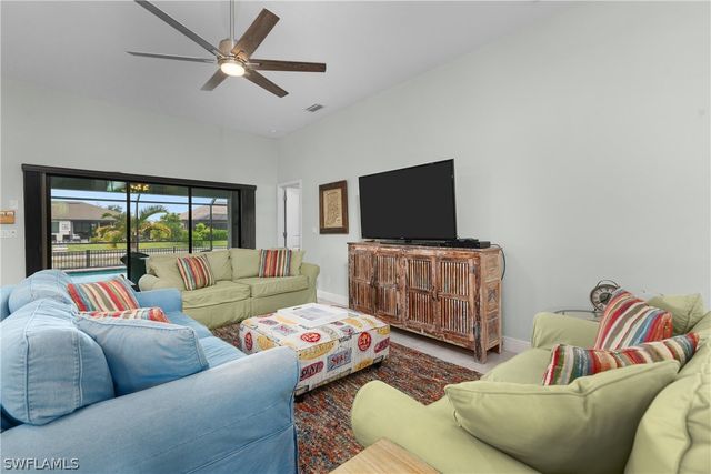 910 SW 12th TER, Cape Coral, FL 33991