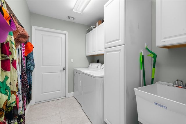 910 SW 12th TER, Cape Coral, FL 33991