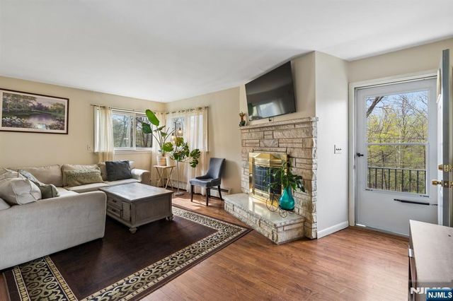 10 De Lazier Place, Bloomingdale, NJ 07403
