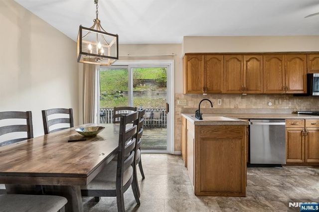 10 De Lazier Place, Bloomingdale, NJ 07403