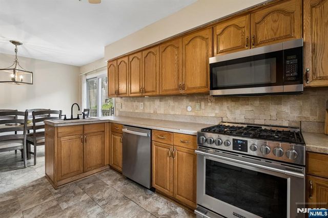 10 De Lazier Place, Bloomingdale, NJ 07403