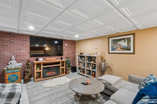 10 De Lazier Place, Bloomingdale, NJ 07403