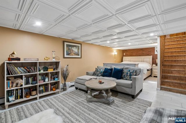 10 De Lazier Place, Bloomingdale, NJ 07403