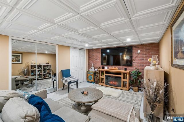 10 De Lazier Place, Bloomingdale, NJ 07403