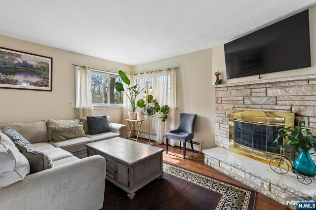10 De Lazier Place, Bloomingdale, NJ 07403