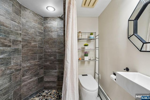 10 De Lazier Place, Bloomingdale, NJ 07403