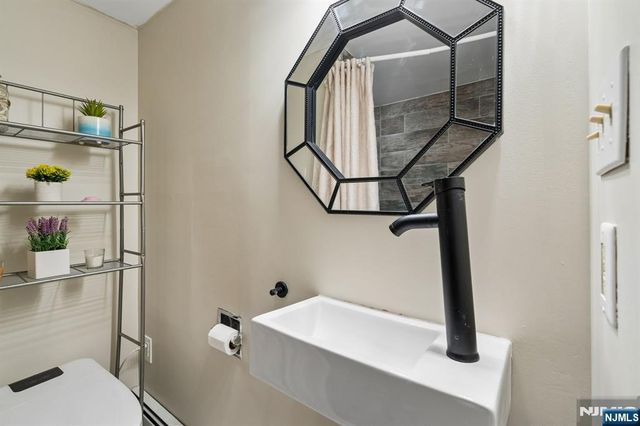 10 De Lazier Place, Bloomingdale, NJ 07403