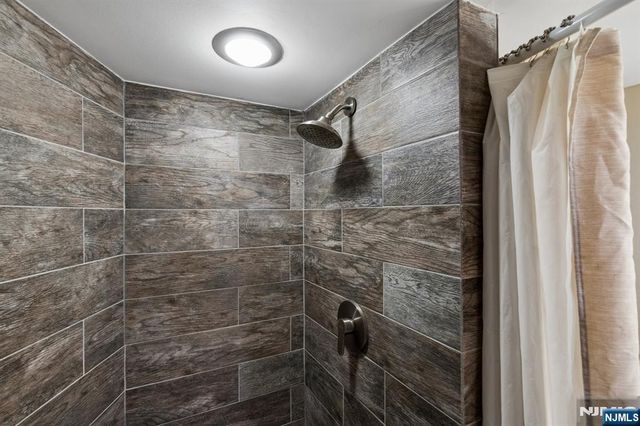 10 De Lazier Place, Bloomingdale, NJ 07403