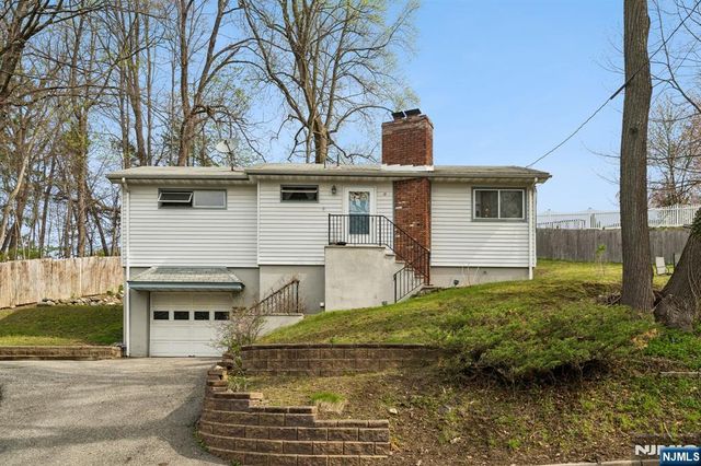 10 De Lazier Place, Bloomingdale, NJ 07403