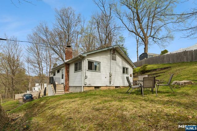 10 De Lazier Place, Bloomingdale, NJ 07403