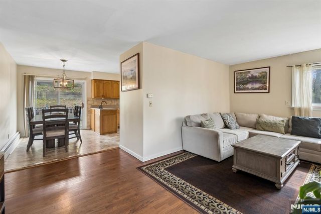 10 De Lazier Place, Bloomingdale, NJ 07403