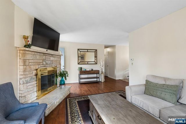 10 De Lazier Place, Bloomingdale, NJ 07403