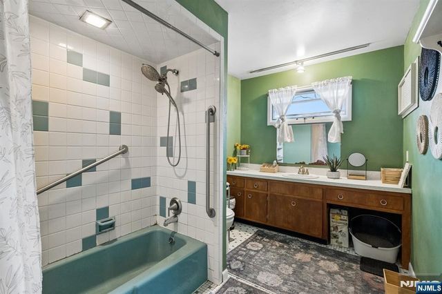 10 De Lazier Place, Bloomingdale, NJ 07403