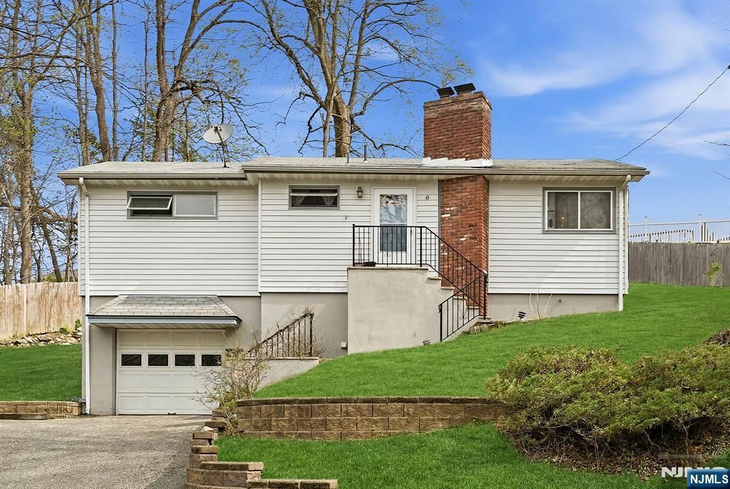 10 De Lazier Place, Bloomingdale, NJ 07403