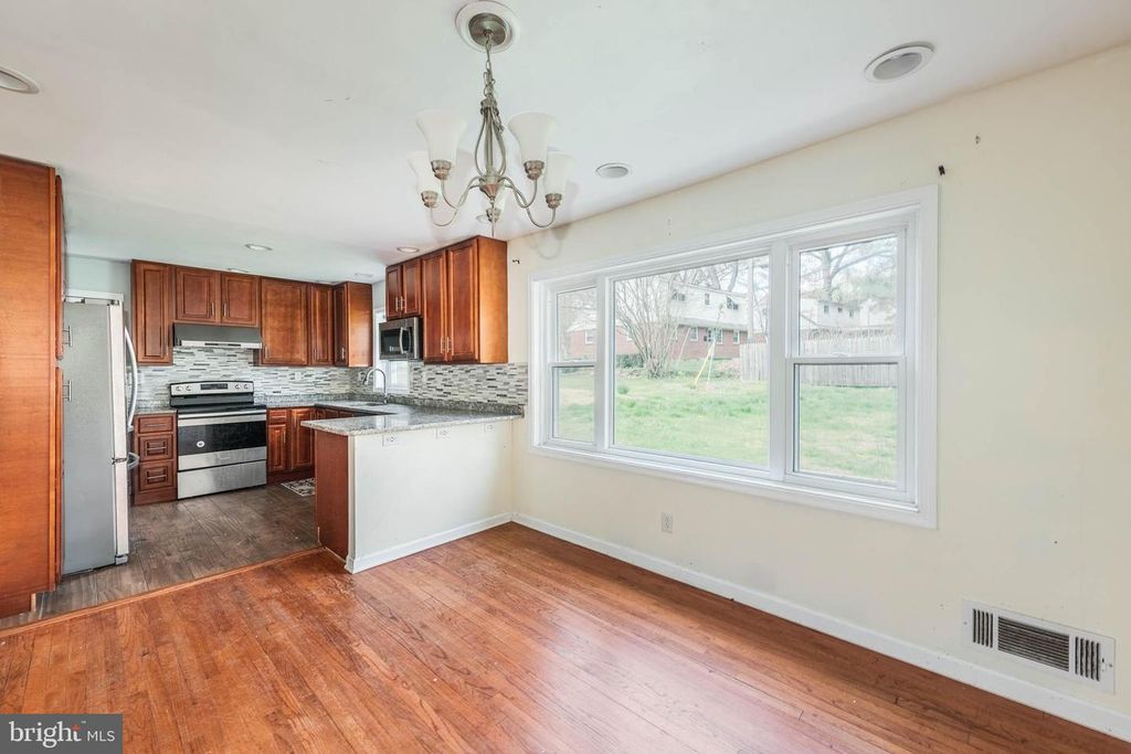 Image 4 of property listing at 6702 QUEENS FERRY RD, Baltimore, MD 21239