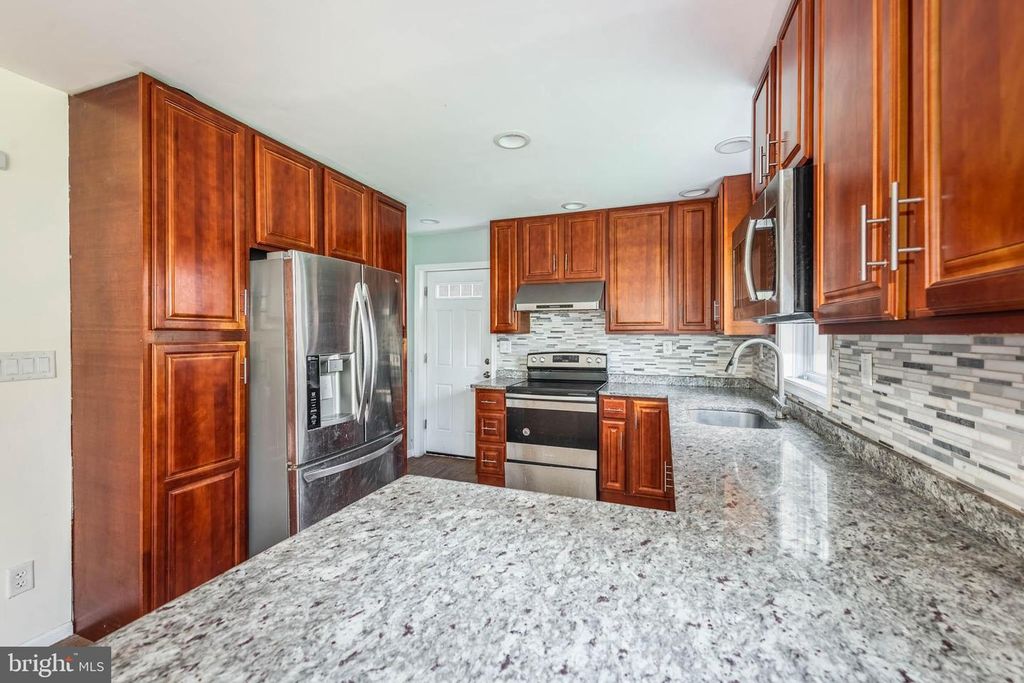 Image 7 of property listing at 6702 QUEENS FERRY RD, Baltimore, MD 21239