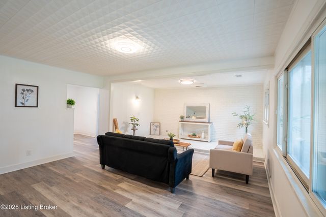 7112 Dunkirk Ln, Louisville, KY 40272