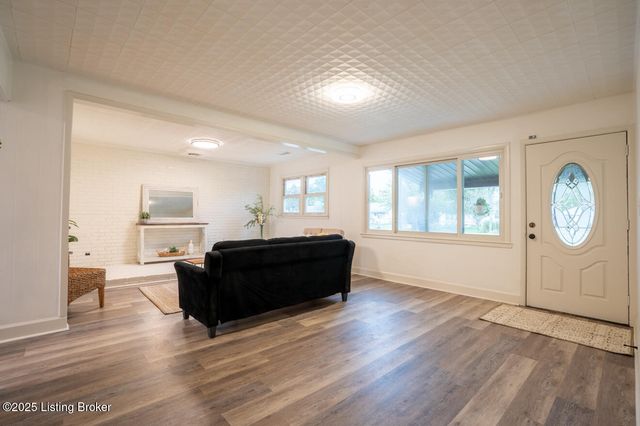 7112 Dunkirk Ln, Louisville, KY 40272