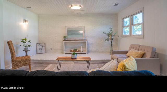 7112 Dunkirk Ln, Louisville, KY 40272