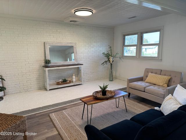 7112 Dunkirk Ln, Louisville, KY 40272