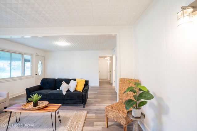 7112 Dunkirk Ln, Louisville, KY 40272