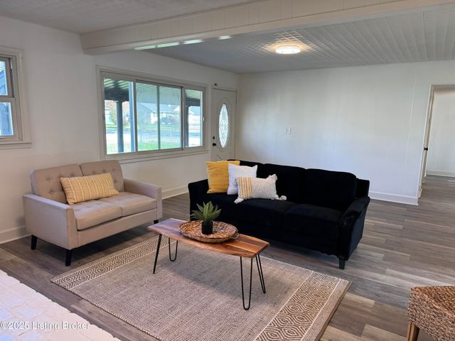 7112 Dunkirk Ln, Louisville, KY 40272