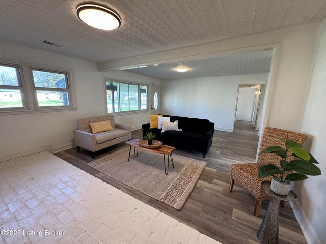 7112 Dunkirk Ln, Louisville, KY 40272