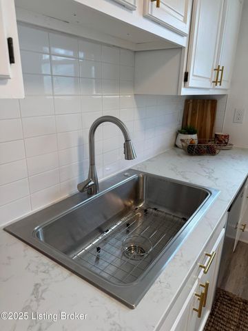 7112 Dunkirk Ln, Louisville, KY 40272