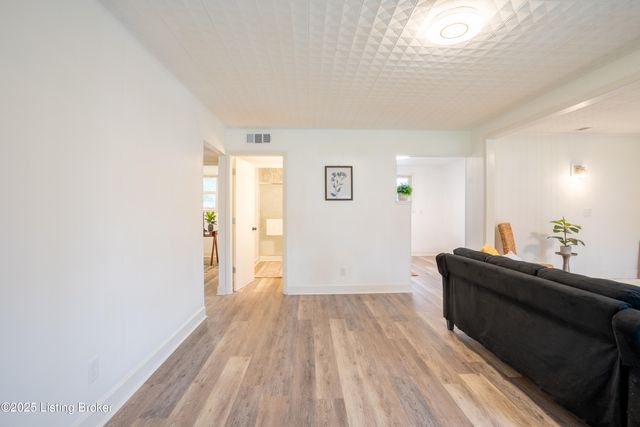 7112 Dunkirk Ln, Louisville, KY 40272