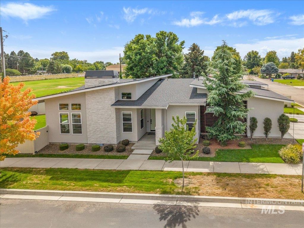 372 N Taylor, Eagle, WY 83116 photo 2