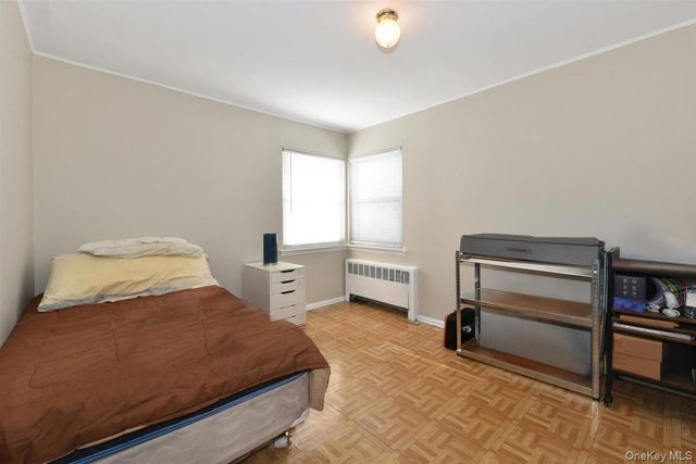 39 Greentree Road, Mineola, NY 11501