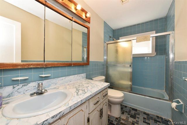 39 Greentree Road, Mineola, NY 11501