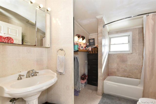 39 Greentree Road, Mineola, NY 11501