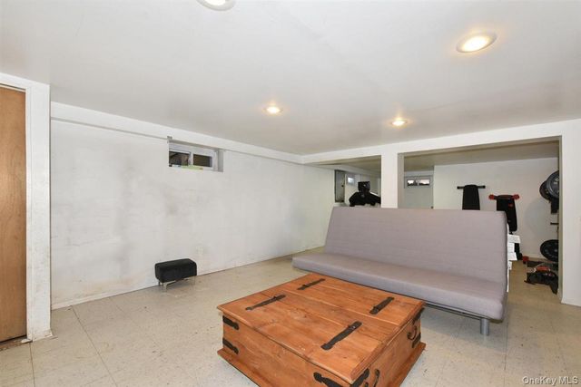 39 Greentree Road, Mineola, NY 11501