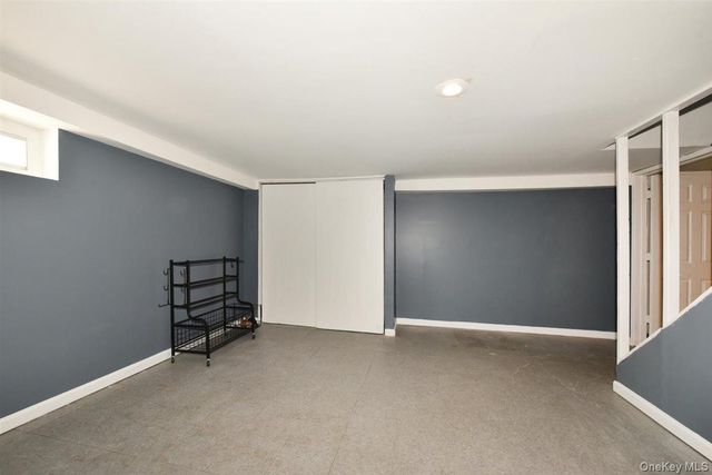 39 Greentree Road, Mineola, NY 11501